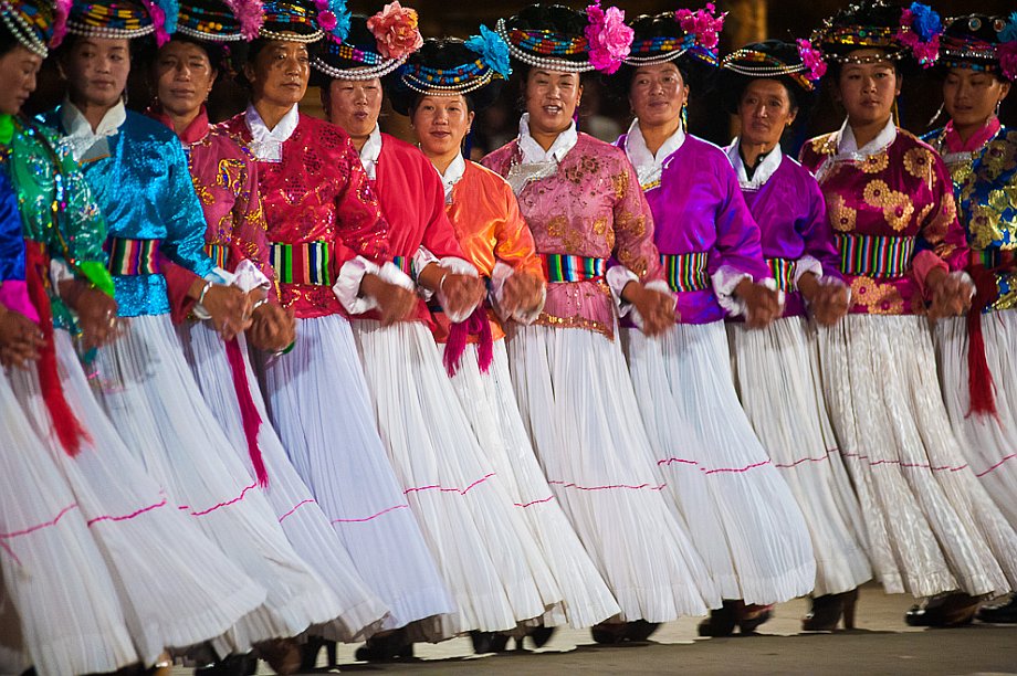 Luoshui, pokaz tańca Mosuo (Yunnan (Chiny) 2012, część 1/2)